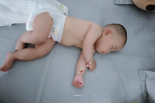 雄安新区两个月宝宝肚子胀气